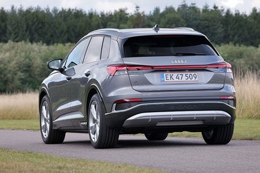 Audi Q4 findes i to varianter. Den almindelige e-tron, som du ser her, og Sportback-udgaven, der er en coupé-SUV. Merprisen for Sportback-udgaven er 20.000 kr. 