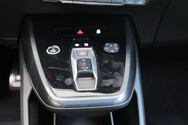 Gearvælgeren er let at betjene, og da bilen er klar, når du låser dig ind, er det ikke nødvendigt at bruge bilens start/stop-knap. Nogle vil ærgre sig over pianolakken omkring gearvælgeren, der hurtigt bliver støvet.