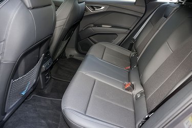 Q4 e-tron er en stor bil, og der er også god plads på bagsædet med en næsten helt flad bund med god fodplads. Der er også friskluftdyser til bagsædet. Der er dog en smule mindre benplads end i VW ID.4 og Skoda Enyaq. 