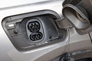 Audi Q4 e-tron lader fint for en bil med 400-volt ladeteknologi. Vi fik 27 kWh efter 15 minutters ladning og 56 kWh efter 30 minutter ved en lynlader. Det er fint, men ikke prangende, og det bliver spændende, om bilen opgraderes på dette punkt, når den får et facelift næste år. 