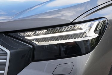 En vigtig del af udstyrspakken er de adaptive LED-forlygter. Audi kalder det matrix-teknologi, der giver et meget kraftigt langt lys, men også en god delvis nedblænding, så modkørende ikke bliver generet. 