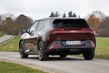 Både for og bag er lygterne med til at give Kia EV4 et enestående udtryk. Bagklappen er placeret, så den åbner oppe ved taget, men Kia EV4 fås også som firedørs sedan.