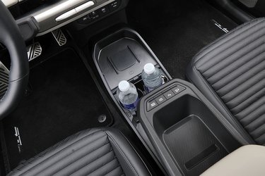 Mellem forsæderne er der plads til trådløs opladning af mobilen. Der er desuden fine flaskeholdere og god fralægningsplads.