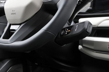 Gearvælgeren er placeret i skjul for rattet, og den sidder lavt, så knæet kan ramme den. På selve gearvælgeren er startknappen placeret ret usynligt. Her kunne Kia godt have valgt en løsning, hvor en startknap ikke var nødvendig at bruge hver gang.