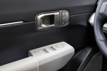 På dørsiderne er der et batteri-panel med aktivering af sædevarme eller -køling samt ratvarme. Længere nede er traditionelle knapper til ruder og spejle.