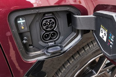 Ladestikket er placeret ved højre forhjul. Hjemme kan bilen oplades med 11 kW fra en ladeboks, og på farten med op til 120 kW. Vi målte en ladetid fra 10 til 80 procent på 33 minutter.