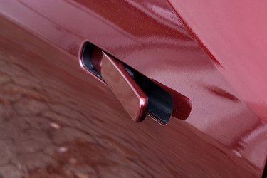 Dørhåndtagene vipper fint ud, når man låser bilen op. Men undervejs, skal man til tider fumle med håndtagene, hvis man går ud og ikke låser bilen efter sig. For børn er denne løsning desuden svært at betjene.