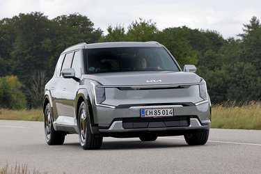 Kia EV9 er en stor syvpersoners elbil, der fås i flere udgaver. Her har vi testet udgaven med det store batteri og firehjulstræk. Så begynder prisen ved 615.000 kr.