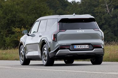 Kia EV9 er en ordentlig bamse, og selvom bilen har et stort batteri, så bliver rækkevidden noget begrænset. Det skyldes ikke mindst bilens høje vægt og en form, der ikke ligefrem er aerodynamisk at se på.