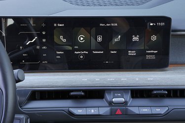 Skærmen længst til højre kan håndtere flere åbne vinduer samtidig, og derved kan man let betjene sæder, radio, telefon eller klimaanlægget, der foldes ud som en stor menu, hvis man trykker på det lille ”+” foroven.