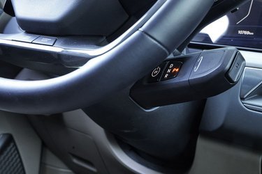 Gearvælgeren er placeret bag rattet, og det er også her, at startknappen sidder ret skjult. Desværre er placeringen så lav, at knæet let kan ramme gearvælgeren.