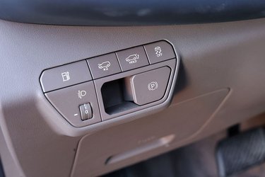 Til venstre for rattet er der placeret fysiske knapper til betjening af bl.a. bagklap, frunk, forlygternes lysvidde og p-bremsen.