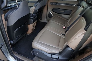 Der er helt vild god plads ved bagsædet. Ryglænet kan justeres i vinklen, så man kan sidde rigtig komfortabelt. Der er friskluftdyser i loftet og et helt plant gulv foran bagsædet.