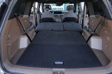 Lægger man alle bagsæder ned, dannes der et enormt lasterum, og man kan såmænd også få plads til en madras, hvis man får lyst til en lur.