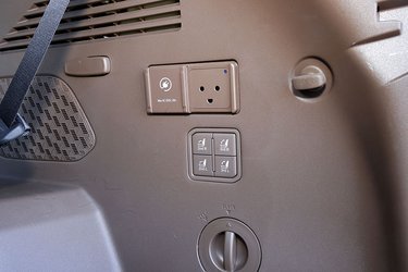 Bagsæderne på række to og tre foldes elektrisk ned ved tryk på en knap i bagagerummet. Der er desuden et 230 volt-udtag til hobbyudstyr.