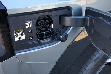Ladeklappen er placeret ved højre baghjul. På farten kan bilen oplades med op til 210 kW, og hjemme kan bilen oplades med op til 11 kW. Det er et 800-volt elsystem, der er bag det hele.