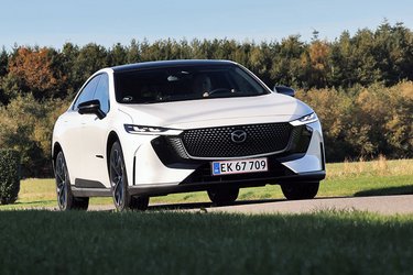 Designet står meget skarpt og er umiskendeligt en Mazda udvendigt. Som på næsten alle nye biler er der LED-forlygter, men det er ikke muligt at vælge eller tilkøbe adaptive forlygter. 