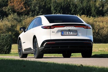 Den store bagklap giver bedre adgang til bagagerummet. En lidt speciel detalje er bagklappen, hvor der sidder en aktiv spoiler. Den kører op ved høj fart og fjerner lidt af udsynet direkte bagud. Det virker overflødigt. 