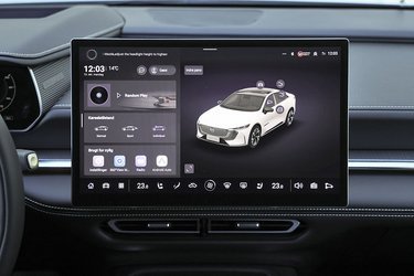 Klimaanlægget betjenes via den store trykskærm, og du skal typisk sætte den 2-3 grader højere, end det du ønsker. Selve menustrukturen er helt anderledes end i andre Mazda-modeller, så betjeningen er ikke genkendelig for trofaste Mazda-kunder. Her er dog Android Auto/Apple CarPlay. 