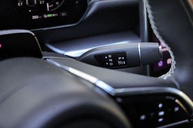 Gearvælgeren er placeret bag rattet på højre side. Den er af den enkle og genkendelige type, som tidligere bl.a. var at finde i en Mercedes-Benz og i nogle Tesla-modeller. Den adaptive fartpilot aktiveres ved at hive ned i gearvælgeren to gange. 