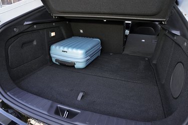 Den store bagklap giver bedre adgang til bagagerummet, end du får i en stationcar. Der er også relativt lav læssehøjde, og så rummer det 466 liter. Et stort plus er, at ladekablerne ikke behøver at ligge i bagagerummet, fordi der er en frunk. 