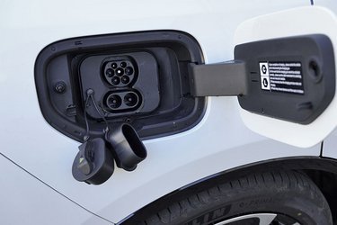 Hjemmeladning tager små syv timer, og lynladningen er meget stabil. Men Mazda får et minus for, at der også er gummiprop uden på det almindelige hjemmeladestik. Det burde ikke være nødvendigt på et ladestik placeret på siden af bilen og er irriterende i hverdagen. 