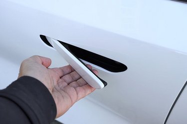 Dørhåndtagene er besværlige. De kører ind og ud, når de skal bruges. De er lidt svære at gribe fast omkring, og det er ærgerligt, at Mazda er hoppet med på bølgen med mere fokus på aerodynamik end hverdagspraktik. Dørhåndtag er trods alt noget, man bruger på alle køreture. 