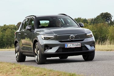 Volvo EX40 blev The Car of the Year i 2018, og den populære elbil kan fortsat måle sig med konkurrenterne. Senest er skærmens menustruktur opdateret, så den matcher det, vi ser i de nyere Volvo-modeller. Her er det udgaven med baghjulstræk og det store batteri til 375.000 kr., vi har testet.