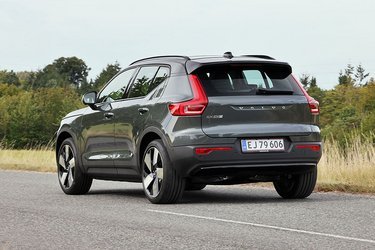 Modelnavnet EX40 er en opdateret version af den oprindelige Volvo XC40. Meget er løbende blevet ændret, og EX40 har således nu baghjulstræk, ligesom designet udvendigt er opdateret her og der. Bilen er fortsat ganske rummelig, og denne udgave må trække op til 1.500 kg.