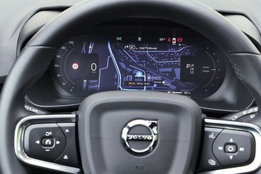 Instrumenthuset er en stor skærm, der kan indstilles til flere former for visninger. Her er det kortet fra det indbyggede Google-navigationsanlæg, der vises. Fra knapperne på rattet kan man nu let vælge, om vognbaneassistenten Pilot Assist skal være aktiv eller ej.