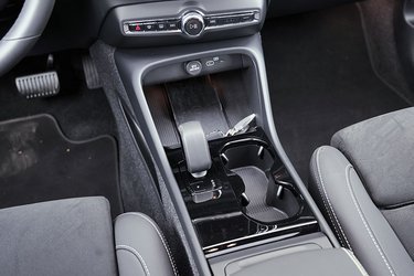 Gearvælgeren er placeret mellem forsæderne og er usædvanlig let at betjene. Særligt ved manøvrer, hvor man skiftevis skal køre frem og tilbage, nyder man, at funktionen er enkel og entydig.