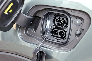 Ladestikket er placeret ved venstre baghjul, og det er godt indrettet med en knap til frigørelse af kablet. Hjemme lader bilen med op til 11 kW fra tre faser, og på farten kan bilen oplades med op til 200 kW via en DC-lynlader. Dermed klares 10 til 80 procent på 29 minutter.