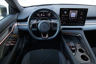 Førerpladsen er lækkert udformet med gedigne materialer og gode fralægningspladser. Gearvælgeren er fint placeret mellem forsæderne, hvor den er let at komme til.