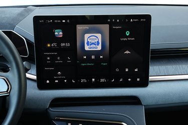 Skærmen i midten er på hele 15,4” og kan med det store areal let rumme flere vinduer på en gang. Der er danske menuer, men de er er endnu ikke oversat fuldkomment. Modsat f.eks. Volvo benytter Zeekr ikke et Google-baseret styresystem, men derimod sit eget. Det forstår ikke danske kommandoer lige så godt som Googles.