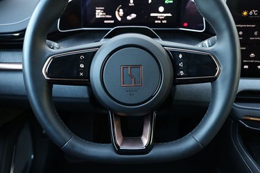 Knapperne på rattet kræver en del øvelse, da de ikke er intuitive i deres funktion. Det ses bl.a. ved, at der ikke er symboler på funktionerne. Det fremkommer dog på skærmen, når man rører ved dem, men helt enkelt er det ikke at betjene den del af bilen.