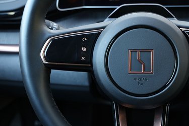 På venstre side af rattet styres fartpilot og vognbaneassistenten. Knapperne er berøringsfølsomme og fungerer, men vi havde hellere set mere traditionelle knapper, man let kan betjene uden at se på dem samtidigt.