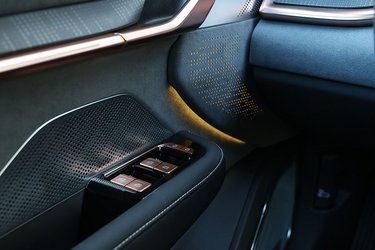 I dørene er der lys ved højttalerne. Det er Yamaha, der har stået for lydsystemet, der omfatter hele 12 højttalere og en subwoofer.