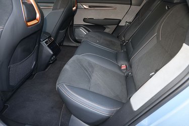 Bagsædepladsen er god, og der er både friskluftdyser og strømudtag, foruden et stort armlæn. Ryglænet kan justeres elektrisk, og der er varme i bagsæderne.