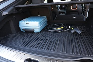 Bagagerummet er på 539 liter og har en stor lasteflade, men ikke en særlig stor højde. Her er ladekablet efterladt i bagagerummet, men det kan faktisk opbevares i bilens frunk, som rummer 32 liter.