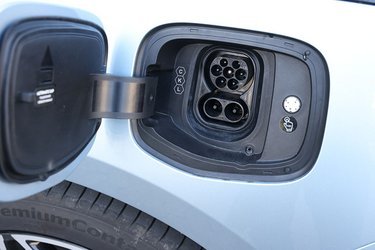 Ladestikket er placeret ved venstre baghjul. Bilen kan DC-oplades med op til 22 kW, og på farten kan den lynlades med op til 200 kW. Det sidste er fint nok, men ikke på niveau med de nyeste elbiler som f.eks. Zeekr 7X, der har et 800-volt system, og dermed en betydeligt hurtigere opladningshastighed.