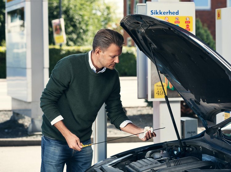 Hvordan plejer du din bil hjulskifte, bilvask og olietjek helt uden at få olie på hænderne?