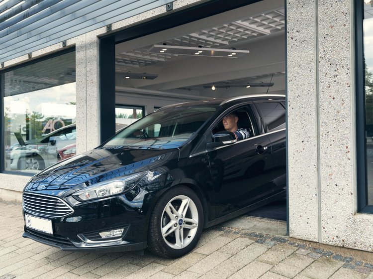 Erfarne teknikere hos FDM tester bilen