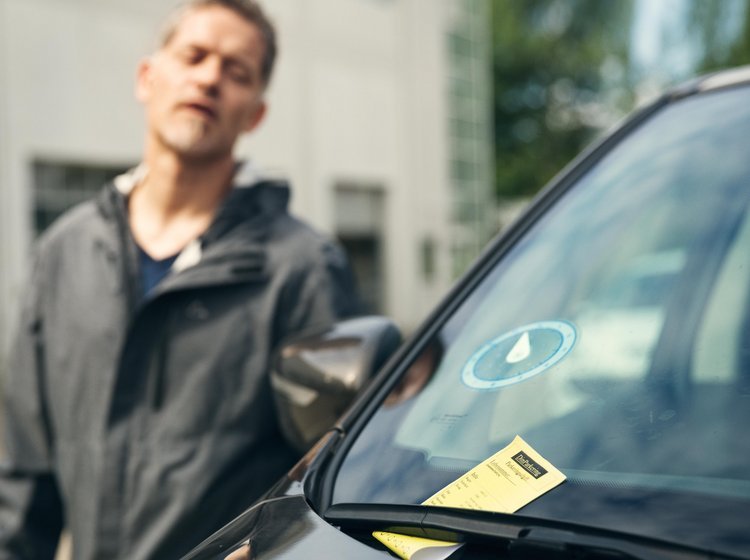 Nye regler betyder, at du risikerer en parkeringsafgift, hvis bilen ikke holder sig inden for kantlinjen i en parkeringsbane