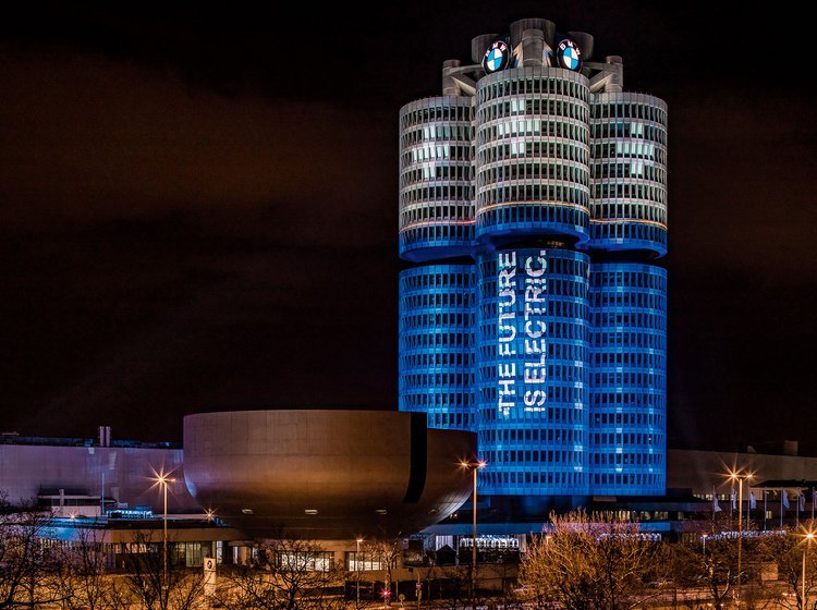 BMWs hovedkvarter i München oplyst som batteri.