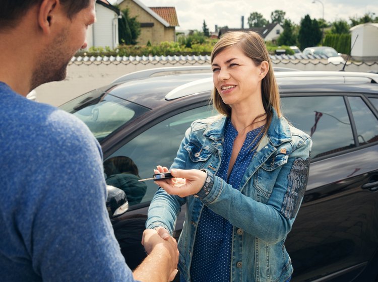 Uanset om du køber bil hos en bilforhandler eller af en privat, skal du altid sørge for at få bilens originale registreringsattest med eller en kvittering for omregistreringen i dit navn.