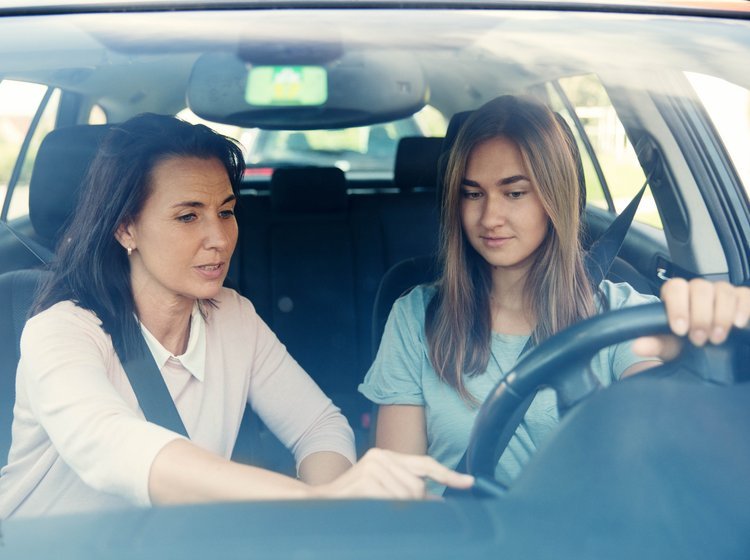 Der er flere muligheder for at bruge din mobiltelefon i bilen, hvis du ønsker at tale håndfrit, høre musik eller bruge GPS. 