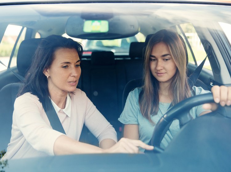 Køreundervisningen består af både teori og praktisk køreundervisning samt et førstehjælpskursus.