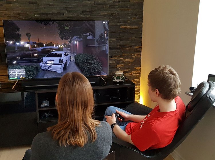 Politiet er begyndt at overvåge fartglade unge, når de spiller bilspil på computeren.