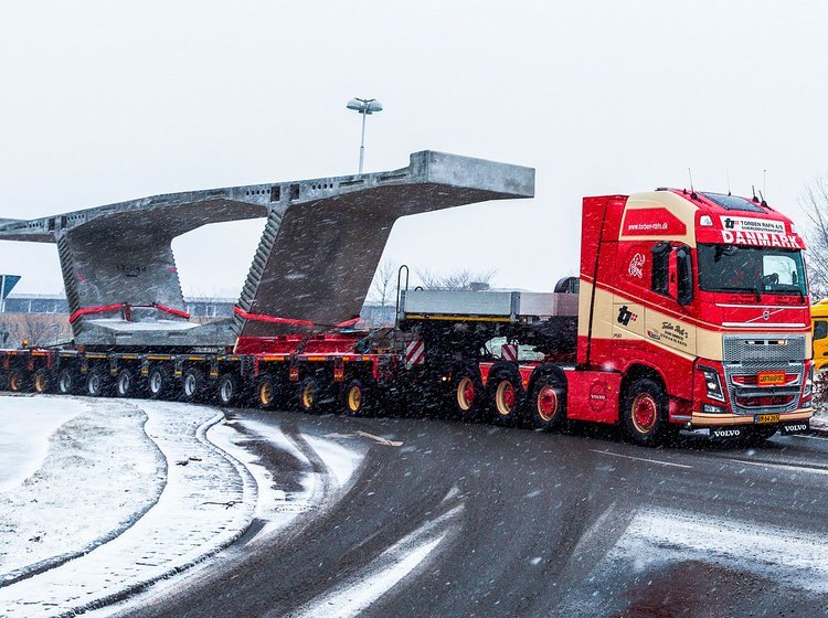 Speciallastbilen med de 100 ton på ladet.