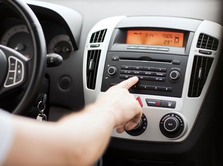 To millioner bilister risikerer at miste radiosignalet, hvis politikerne slukker for FM-signalet